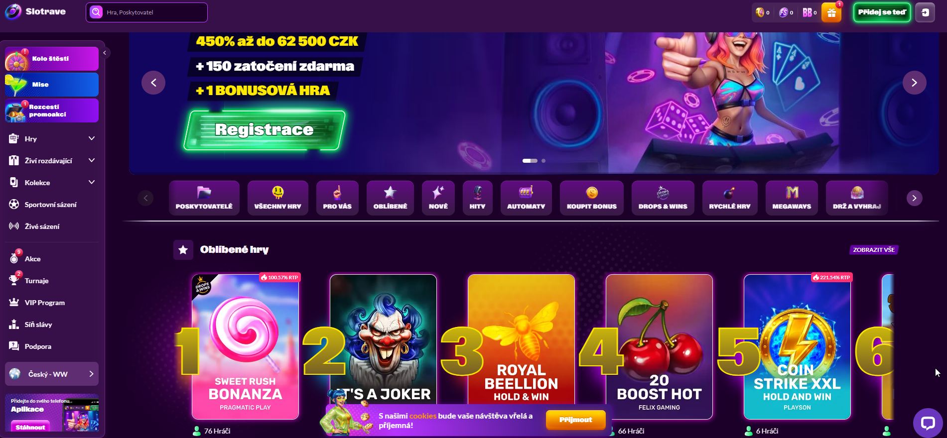 Lesní rave s UV světly mezi stromy a světluškami: Slotrave věší reproduktory na větve starých dubů, kde mech svítí neonově a basy duní jako srdce nočního lesa